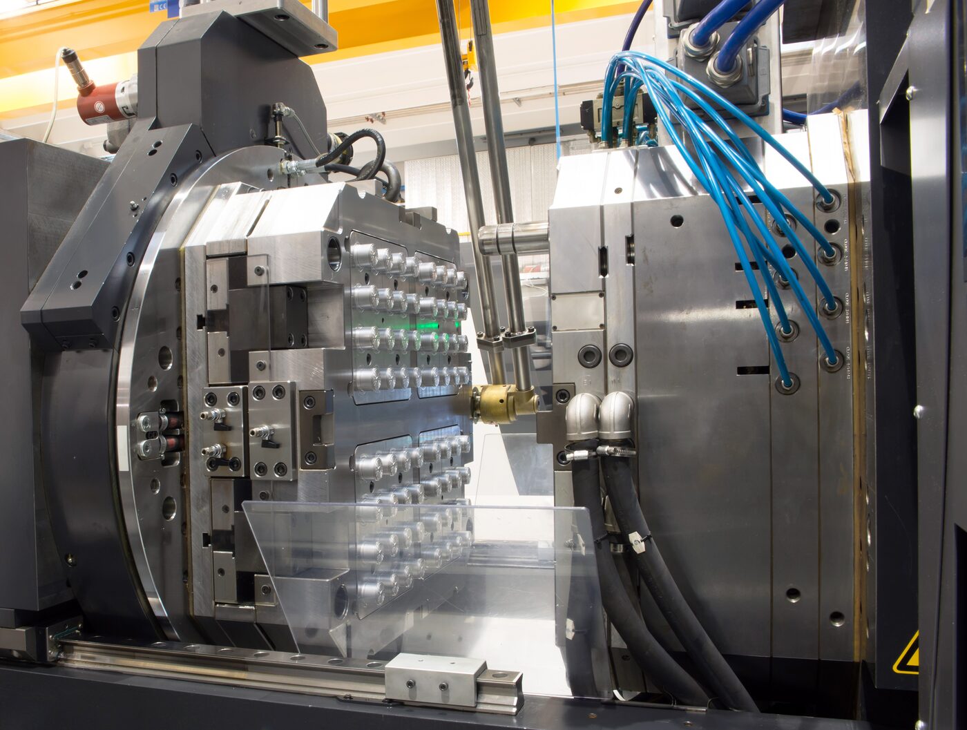 Forma wtryskowa w gnieździe maszyny